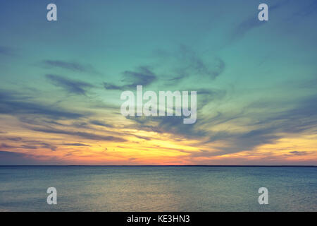 Antenne Panoramablick auf den Sonnenuntergang über dem Ozean. nichts als Himmel, Wolken und Wasser. Dramatische malerische Abend Szene. Blick auf das Meer und bunten bewölkten Himmel in Th Stockfoto