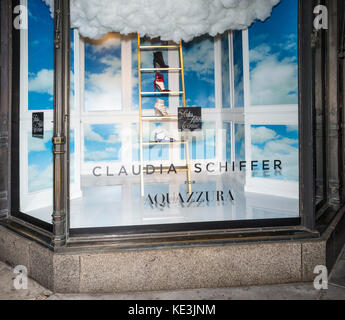 New York City, USA. Oktober 2017. Ein Blick auf die Fenster der Saks Fifth Avenue für das Claudia Schiffer für Aquazzura Launch Credit: Ovidiu Hrubaru/Alamy Live News Stockfoto