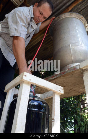 (171018) -- CIENFUEGOS, 18. Oktober 2017 (Xinhua) -- Bild vom 12. Oktober 2017, zeigt einen Mann, der handwerklichen Wein in San Blas, Provinz Cienfuegos, Kuba abfüllt. Vor fünf Jahren entschied sich Orelvis Rodriguez, auf Anregung eines Freundes die Weinherstellung aufzunehmen, und jetzt ist er ein bekannter Winzer. Hier, in der kleinen Stadt San Blas, ist Bodegas Rodriguez, oder die Rodriguez Winery, für ihre handwerkliche Weinherstellung ohne Verwendung chemischer Zusatzstoffe bekannt geworden. (Xinhua/Joaquin Hernandez) (mA) (da)(axy) Stockfoto