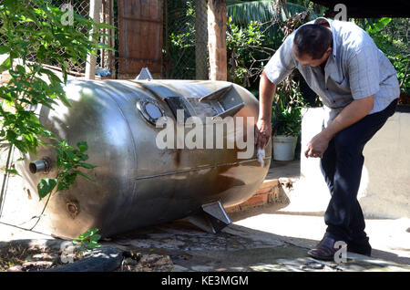 (171018) -- CIENFUEGOS, 18. Oktober 2017 (Xinhua) -- Bild vom 12. Oktober 2017, zeigt einen Mann, der ein handwerkliches Weinreservoir in San Blas, Provinz Cienfuegos, Kuba reinigt. Vor fünf Jahren entschied sich Orelvis Rodriguez, auf Anregung eines Freundes die Weinherstellung aufzunehmen, und jetzt ist er ein bekannter Winzer. Hier, in der kleinen Stadt San Blas, ist Bodegas Rodriguez, oder die Rodriguez Winery, für ihre handwerkliche Weinherstellung ohne Verwendung chemischer Zusatzstoffe bekannt geworden. (Xinhua/Joaquin Hernandez) (mA) (da)(axy) Stockfoto