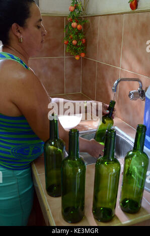 (171018) -- CIENFUEGOS, 18. Oktober 2017 (Xinhua) -- Bild vom 12. Oktober 2017, zeigt eine Frau, die die Flaschen mit handwerklichem Wein in San Blas, Provinz Cienfuegos, Kuba, wäscht. Vor fünf Jahren entschied sich Orelvis Rodriguez, auf Anregung eines Freundes die Weinherstellung aufzunehmen, und jetzt ist er ein bekannter Winzer. Hier, in der kleinen Stadt San Blas, ist Bodegas Rodriguez, oder die Rodriguez Winery, für ihre handwerkliche Weinherstellung ohne Verwendung chemischer Zusatzstoffe bekannt geworden. (Xinhua/Joaquin Hernandez) (mA) (da)(axy) Stockfoto