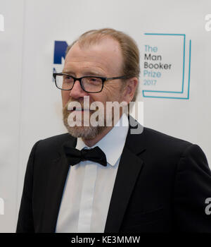 George Saunders kurz nach dem Gewinn des man Booker Prize for Fiction 2017 bei der Preisverleihung in London. George Saunders, US-Autor des Romans Lincoln in the Bardo (Bloomsbury) in der Guildhall London UK 17. Oktober 2017. Stockfoto