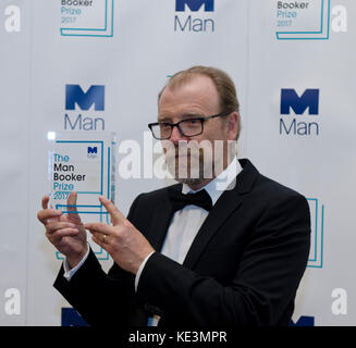 George Saunders kurz nach dem Gewinn des man Booker Prize for Fiction 2017 bei der Preisverleihung in London. George Saunders, US-Autor des Romans Lincoln in the Bardo (Bloomsbury) in der Guildhall London UK 17. Oktober 2017. Stockfoto