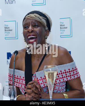 Baroness Lola Young Chair of the man Booker Prize 2017 Nachdem der Gewinner bekannt gegeben wurde - George Saunders US-Autor des Romans Lincoln in the Bardo (Bloomsbury) in der Guildhall London UK 17. Oktober 2017. Stockfoto