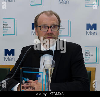 George Saunders kurz nach dem Gewinn des man Booker Prize for Fiction 2017 bei der Preisverleihung in London. George Saunders, US-Autor des Romans Lincoln in the Bardo (Bloomsbury) in der Guildhall London UK 17. Oktober 2017. Stockfoto