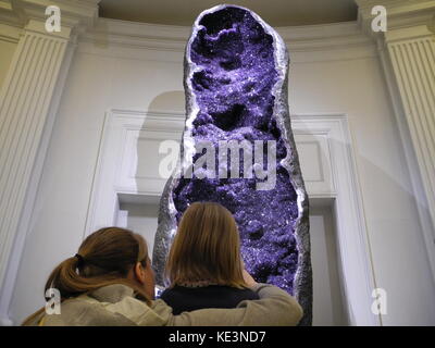 New York, USA. Oktober 2017. Ein dreieinhalb Meter großer Amethyst-Kristall steht im Naturkundemuseum in New York, USA, 17. Oktober 2017. Quelle: Johannes Schmitt-Tegge/dpa/Alamy Live News Stockfoto