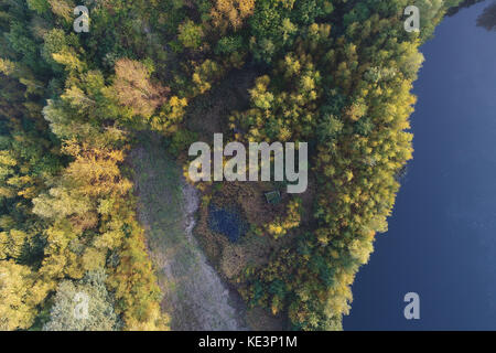 Köln, Deutschland. Oktober 2017. Ein herbstlicher Wald an einem See in Köln, Deutschland, 18. Oktober 2017. (Mit einer Drohne aufgenommen.) Quelle: Henning Kaiser/dpa/Alamy Live News Stockfoto