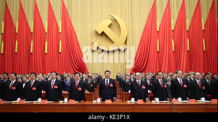 (171018) -- PEKING, 18. Oktober 2017 (Xinhua) -- XI Jinping (C, Front), Li Keqiang (3. R, Front), Zhang Dejiang (3. L, Front), Yu Zhengsheng (2. R, Front), Liu Yunshan (2. L, Front), Wang Qishan (1. R, Front), Zhang Gaoli (1. L, Front), Jiang Zemin (4 2017. R, Front) und Hu Jintao (4. R, XI Jintao (4. R, 19. C), China-Kongress der chinesischen Volksfront) (Xinhua/LAN Hongguang) (lb) Stockfoto