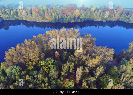 Köln, Deutschland. Oktober 2017. Ein herbstlicher Wald an einem See in Köln, Deutschland, 18. Oktober 2017. (Mit einer Drohne aufgenommen.) Quelle: Henning Kaiser/dpa/Alamy Live News Stockfoto