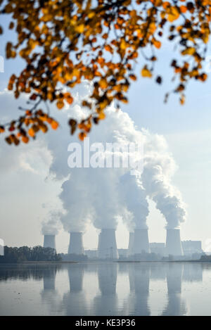 Peitz, Deutschland. Oktober 2017. Dampfwolken steigen aus den Kühltürmen des Braunkohlekraftwerks Jaenschwalde der Firma LEAG bei einem Karpfenteich in Peitz, Deutschland, 18. Oktober 2017. Quelle: Patrick Pleul/dpa-Zentralbild/ZB/dpa/Alamy Live News Stockfoto