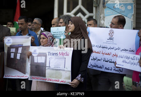 Gaza-Stadt, Gaza-Streifen, Palästina. Oktober 2017. Palästinensische Journalisten halten Plakate bei einem Protest, um Solidarität mit ihren Kollegen im Westjordanland in Gaza-Stadt zu zeigen Credit: Mahmoud Issa/Quds Net News/ZUMA Wire/Alamy Live News Stockfoto