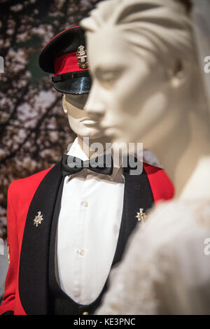 Paderborn, Deutschland. Oktober 2017. Die Hochzeitskostüme des britischen Militärmusikers Tony Young und seiner Frau, der deutschen Krankenschwester Sigrid Krueger-Young aus dem Jahr 1990 im Paderborner Stadtmuseum, 18. Oktober 2017. Die Ausstellung „Briten in Westfalen“ befasst sich mit den Beziehungen zwischen britischen und deutschen Militärs und findet vom 21. Oktober 2017 bis 28. Februar 2018 statt. Quelle: dpa Picture Alliance/Alamy Live News Stockfoto