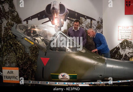 Paderborn, Deutschland. Oktober 2017. Zwei der Verleiher für die Ausstellung „Briten in Westfalen“, der ehemalige britische Soldat Roy McIntosh (r) und Ulrich Noetzel, der mit einem britischen Soldaten verheiratet ist, stehen am 18. Oktober 2017 im Stadtmuseum Paderborns. Die Ausstellung „Briten in Westfalen“ befasst sich mit den Beziehungen zwischen britischen und deutschen Militärs und findet vom 21. Oktober 2017 bis 28. Februar 2018 statt. Quelle: dpa Picture Alliance/Alamy Live News Stockfoto