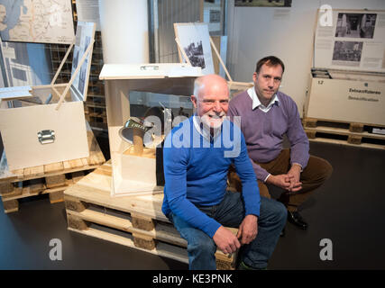 Paderborn, Deutschland. Oktober 2017. Zwei der Verleiher der Ausstellung „Briten in Westfalen“, Roy McIntosh (l) und Ulrich Noetzel, der mit einem britischen Soldaten verheiratet ist, sitzen am 18. Oktober 2017 im Stadtmuseum Paderborns. Die Ausstellung „Briten in Westfalen“ befasst sich mit den Beziehungen zwischen britischen und deutschen Militärs und findet vom 21. Oktober 2017 bis 28. Februar 2018 statt. Quelle: dpa Picture Alliance/Alamy Live News Stockfoto