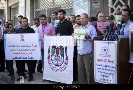 Gaza-Stadt, Gaza-Streifen, Palästina. Oktober 2017. Palästinensische Journalisten halten Plakate bei einem Protest, um Solidarität mit ihren Kollegen im Westjordanland in Gaza-Stadt zu zeigen Credit: Mahmoud Issa/Quds Net News/ZUMA Wire/Alamy Live News Stockfoto