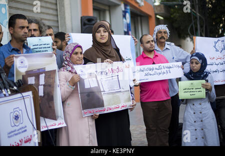 Gaza, Gaza, Palästina. 18 Okt, 2017. palästinensischen Journalisten Plakate während eines Protestes Solidarität mit ihren Kollegen in der West Bank, in Gaza Stadt credit halten: Mahmoud Issa/quds Net News/zuma Draht/alamy leben Nachrichten Stockfoto