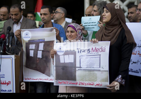 Gaza-Stadt, Gaza-Streifen, Palästina. Oktober 2017. Palästinensische Journalisten halten Plakate bei einem Protest, um Solidarität mit ihren Kollegen im Westjordanland in Gaza-Stadt zu zeigen Credit: Mahmoud Issa/Quds Net News/ZUMA Wire/Alamy Live News Stockfoto