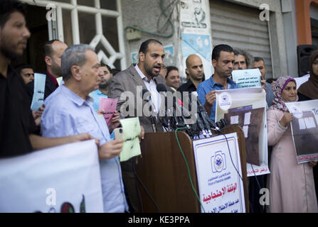 Gaza, Gaza, Palästina. 18 Okt, 2017. palästinensischen Journalisten Plakate während eines Protestes Solidarität mit ihren Kollegen in der West Bank, in Gaza Stadt credit halten: Mahmoud Issa/quds Net News/zuma Draht/alamy leben Nachrichten Stockfoto