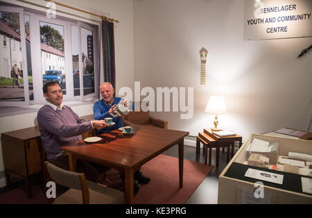 Paderborn, Deutschland. Oktober 2017. Zwei der Verleiher für die Ausstellung „Briten in Westfalen“, der ehemalige britische Soldat Roy McIntosh (r) und Ulrich Noetzel, der mit einem britischen Soldaten verheiratet ist, sitzen am 18. Oktober 2017 im Stadtmuseum Paderborns. Die Ausstellung „Briten in Westfalen“ befasst sich mit den Beziehungen zwischen britischen und deutschen Militärs und findet vom 21. Oktober 2017 bis 28. Februar 2018 statt. Quelle: dpa Picture Alliance/Alamy Live News Stockfoto