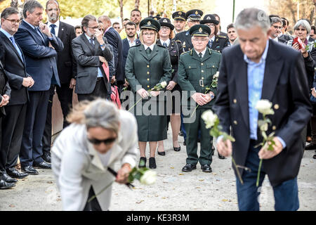 Brüssel, Bxl, Belgien. 18 Okt, 2017. Polizisten Blumen auf einem Denkmal zur Erinnerung an die Opfer der Terroranschläge, wie sie in europäischen März zu Ehren der Opfer des Terrorismus & Emergency Services in Brüssel, Belgien am 18.10.2017 von wiktor dabkowski Credit: wiktor dabkowski/zuma Draht/alamy live Nachrichten Platz Stockfoto