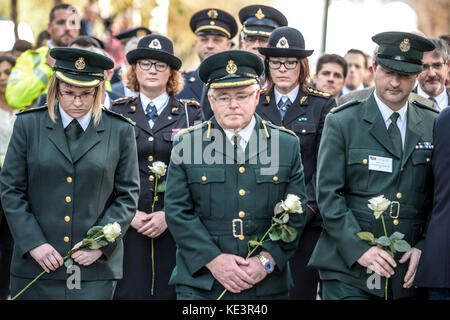 Brüssel, Bxl, Belgien Oktober 2017. Polizeibeamte platzieren Blumen auf einem Denkmal zum Gedenken an die Opfer von Terroranschlägen, während sie am Europäischen marsch zu Ehren der Opfer des Terrorismus und der Rettungsdienste in Brüssel, Belgien am 18.10.2017 von Wiktor Dabkowski Credit: Wiktor Dabkowski/ZUMA Wire/Alamy Live News teilnehmen Stockfoto