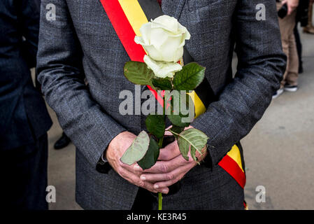 Brüssel, Bxl, Belgien Oktober 2017. Ein Mann, der mit einem Band in den Nationalfarben Belgiens bedeckt ist, hält eine weiße Rose, während er am Europäischen marsch zu Ehren der Opfer des Terrorismus und der Rettungsdienste in Brüssel, Belgien am 18.10.2017 von Wiktor Dabkowski, Credit: Wiktor Dabkowski/ZUMA Wire/Alamy Live News, teilnimmt Stockfoto