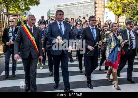 Brüssel, Bxl, Belgien. 18 Okt, 2017. jan Jambon belgischen stellvertretenden Ministerpräsidenten und Minister für Sicherheit und das Interieur (2 l) und EU-Kommissar für Sicherheit Union britische Sir Julian König (3l ) Nehmen Sie Teil in europäischen März zu Ehren der Opfer des Terrorismus & Emergency Services in Brüssel, Belgien, am 18.10.2017 von wiktor dabkowski Credit: wiktor dabkowski/zuma Draht/alamy leben Nachrichten Stockfoto