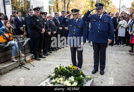 Brüssel, Bxl, Belgien Oktober 2017. Polizeibeamte platzieren Blumen auf einem Denkmal zum Gedenken an die Opfer von Terroranschlägen, während sie am Europäischen marsch zu Ehren der Opfer des Terrorismus und der Rettungsdienste in Brüssel, Belgien am 18.10.2017 von Wiktor Dabkowski Credit: Wiktor Dabkowski/ZUMA Wire/Alamy Live News teilnehmen Stockfoto