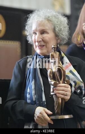 Kanadische Schriftsteller und Aktivist Margaret Atwood, brachte ihre grosse Bewunderung für Schriftsteller Franz Kafka, als sie den internationalen Preis seinen Namen trägt, am Alten Rathaus in Prag, Tschechische Republik, 17. Oktober 2017. Die Franz-kafka-Preis ist der einzige internationale literarische Auszeichnung in der Tschechischen Republik vorgestellt. Der diesjährige Preisträger, Atwood, hat eine Reihe von Kurzgeschichten, Romane, Gedichtbände, Literaturwissenschaft sowie Bücher für Kinder. Ihr wohl berühmtesten Buch ist dystopischen Roman die Geschichte der Dienerin (1985), die in einem Film von 1990 angepasst wurde, eine Oper im Jahr 2000 und Stockfoto