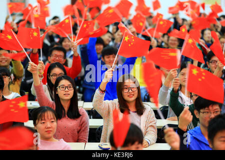 Huaibei, China. Oktober 2017. Die Menschen versammeln sich, um live den 19. Nationalkongress der Kommunistischen Partei Chinas in Huaibei, der ostchinesischen Provinz Anhui, zu sehen. Quelle: SIPA Asia/ZUMA Wire/Alamy Live News Stockfoto