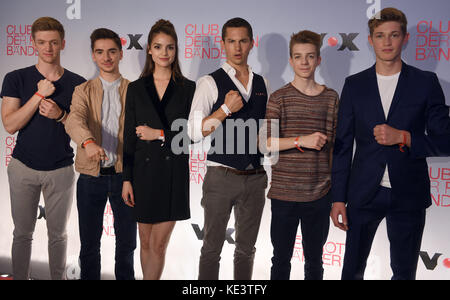 Köln, Deutschland. 18. Oktober 2017. Die Schauspieler Timur Bartels (L-R), Ivo Kortlang, Luise Befort, Tim Oliver Schultz, Nick Julius Schuck und Damian Hardung posieren für ein Gruppenfoto am 18. Oktober 2017 in Köln. Die deutsche TV-Show 'Club of Red Bands' geht in die dritte Serie. Quelle: Henning Kaiser/dpa/Alamy Live News Stockfoto