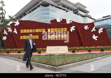 Peking, Peking, China. Oktober 2017. Die Straßen sind mit Parterres für den 19. Nationalkongress der Kommunistischen Partei Chinas in Peking dekoriert. Quelle: SIPA Asia/ZUMA Wire/Alamy Live News Stockfoto