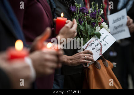 Brüssel, Bxl, Belgien. 18 Okt, 2017. Europäische Journalisten gemeinsam mit EU-Kommissar während einer stillen Mahnwache in Gedenken an die maltesische Journalist Daphne Caruana Galizia in Brüssel, Belgien am 18.10.2017 Daphne Caruana Galizia, war in einem Auto Bombenanschlag in Malta am 16. Oktober ums Leben. Sie war Journalist für Beschuldigte Spitzenpolitiker von Korruption bekannt. von Wiktor Dabkowski Credit: Wiktor Dabkowski/ZUMA Draht/Alamy leben Nachrichten Stockfoto