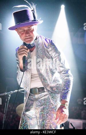 Datei. 18 Okt, 2017. Gordon Edgar Downie oder GORD DOWNIE CM (6. Februar 1964 - 17. Oktober 2017) war ein kanadischer Musiker, Schriftsteller, und gelegentlich auch Schauspieler. Er war der Sänger und Texter für die kanadische Band The Tragically Hip. Im Bild: August 10, 2016 - Toronto, Ontario, Kanada - legendäre kanadische Rockband The Tragically Hip sein erstes geöffnet von drei Nächte letzte Tour bei Air Canada Centre in Toronto. Bandmitglieder: GORD DOWNIE. Quelle: Igor Vidyashev/ZUMA Draht/Alamy leben Nachrichten Stockfoto