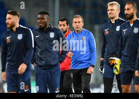 Sinsheim, Deutschland. Oktober 2017. Istanbuls Manager Abdullah Avci (C) bei einem Training in der Rhein-Neckar-Arena in Sinsheim, Deutschland, 18. Oktober 2017. Hoffenheim trifft auf Istanbul Basaksehir in einem Spiel der Europa League am 19.10.2017. Foto: Uwe Anspach/dpa Credit: dpa Picture Alliance/Alamy Live News Stockfoto