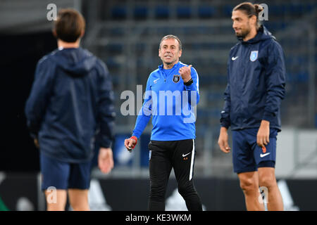 Sinsheim, Deutschland. Oktober 2017. Istanbuls Manager Abdullah Avci (C) bei einem Training in der Rhein-Neckar-Arena in Sinsheim, Deutschland, 18. Oktober 2017. Hoffenheim trifft auf Istanbul Basaksehir in einem Spiel der Europa League am 19.10.2017. Foto: Uwe Anspach/dpa Credit: dpa Picture Alliance/Alamy Live News Stockfoto