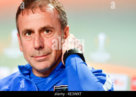 Sinsheim, Deutschland. Oktober 2017. Istanbuls Manager Abdullah Avci bei einer Pressekonferenz in der Rhein-Neckar-Arena in Sinsheim, Deutschland, 18. Oktober 2017. Hoffenheim trifft auf Istanbul Basaksehir in einem Spiel der Europa League am 19.10.2017. Foto: Uwe Anspach/dpa Credit: dpa Picture Alliance/Alamy Live News Stockfoto