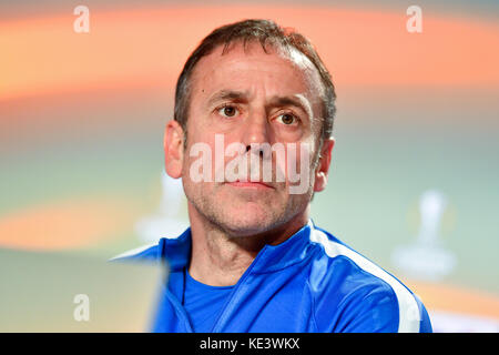 Sinsheim, Deutschland. Oktober 2017. Istanbuls Manager Abdullah Avci bei einer Pressekonferenz in der Rhein-Neckar-Arena in Sinsheim, Deutschland, 18. Oktober 2017. Hoffenheim trifft auf Istanbul Basaksehir in einem Spiel der Europa League am 19.10.2017. Foto: Uwe Anspach/dpa Credit: dpa Picture Alliance/Alamy Live News Stockfoto