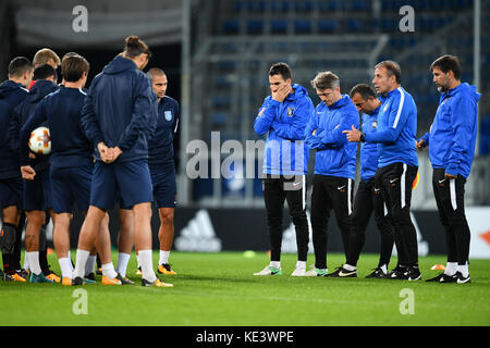 Sinsheim, Deutschland. Oktober 2017. Istanbuls Trainer Abdullah Avci spricht mit seinen Spielern bei einem Training in der Rhein-Neckar-Arena in Sinsheim am 18. Oktober 2017. Hoffenheim trifft auf Istanbul Basaksehir in einem Spiel der Europa League am 19.10.2017. Quelle: Uwe Anspach/dpa/Alamy Live News Stockfoto