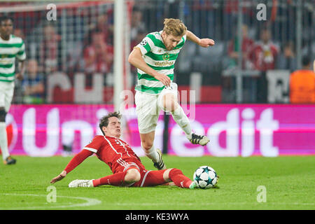 München, Deutschland. 18 Okt, 2017. fc Bayern München, München, 18. Oktober 2017 Sebastian Rudy, Fcb 19 konkurrieren um die Kugel gegen Stuart Armstrong, Glasgow 14 fc Bayern München - Glasgow Celtic Fußball UEFA Champions League in München, Deutschland, 18. Oktober 2017 Credit: Peter Schatz/alamy leben Nachrichten Stockfoto