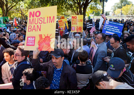 Mittwoch, Oktober 18th, 2017, Washington, DC, USA: Hunderte muslimische Amerikaner und Unterstützer Protest des Trump Verwaltung Versuche von 'Muslimische Verbot" am Lafayette Square, nur außerhalb des Weißen Hauses. Credit: B Christopher/Alamy leben Nachrichten Stockfoto