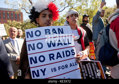 Mittwoch, Oktober 18th, 2017, Washington, DC, USA: Hunderte muslimische Amerikaner und Unterstützer Protest des Trump Verwaltung Versuche von 'Muslimische Verbot" am Lafayette Square, nur außerhalb des Weißen Hauses. Credit: B Christopher/Alamy leben Nachrichten Stockfoto