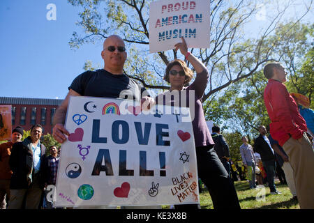 Mittwoch, Oktober 18th, 2017, Washington, DC, USA: Hunderte muslimische Amerikaner und Unterstützer Protest des Trump Verwaltung Versuche von 'Muslimische Verbot" am Lafayette Square, nur außerhalb des Weißen Hauses. Credit: B Christopher/Alamy leben Nachrichten Stockfoto