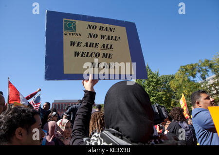 Mittwoch, Oktober 18th, 2017, Washington, DC, USA: Hunderte muslimische Amerikaner und Unterstützer Protest des Trump Verwaltung Versuche von 'Muslimische Verbot" am Lafayette Square, nur außerhalb des Weißen Hauses. Credit: B Christopher/Alamy leben Nachrichten Stockfoto