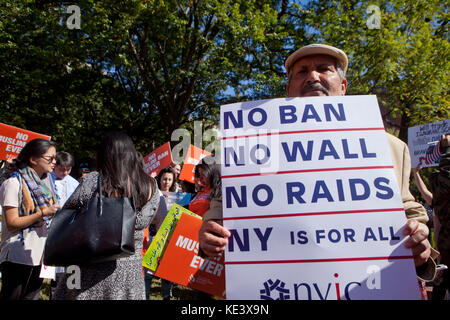 Mittwoch, Oktober 18th, 2017, Washington, DC, USA: Hunderte muslimische Amerikaner und Unterstützer Protest des Trump Verwaltung Versuche von 'Muslimische Verbot" am Lafayette Square, nur außerhalb des Weißen Hauses. Credit: B Christopher/Alamy leben Nachrichten Stockfoto