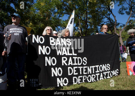 Mittwoch, Oktober 18th, 2017, Washington, DC, USA: Hunderte muslimische Amerikaner und Unterstützer Protest des Trump Verwaltung Versuche von 'Muslimische Verbot" am Lafayette Square, nur außerhalb des Weißen Hauses. Credit: B Christopher/Alamy leben Nachrichten Stockfoto