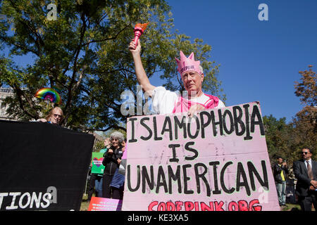 Mittwoch, Oktober 18th, 2017, Washington, DC, USA: Hunderte muslimische Amerikaner und Unterstützer Protest des Trump Verwaltung Versuche von 'Muslimische Verbot" am Lafayette Square, nur außerhalb des Weißen Hauses. Credit: B Christopher/Alamy leben Nachrichten Stockfoto