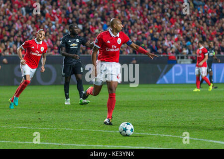 Lissabon, Portugal. 18 Okt, 2017. 18. Oktober 2017 in Lissabon, Portugal. benficaõs Defender aus Brasilien luisao (4) während das Spiel der Dritten Runde der UEFA Champions League Gruppe a, SL Benfica v Manchester United FC Credit: Alexandre de Sousa/alamy leben Nachrichten Stockfoto