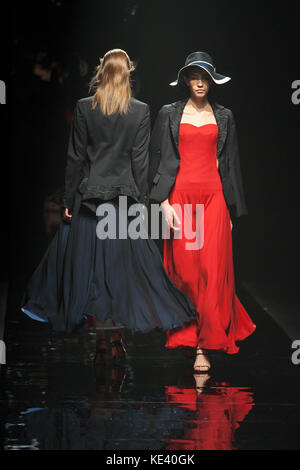 Tokio, Japan. 18.. Oktober 2017. Ein Model trägt eine Kreation von Elza Winkler auf dem Laufsteg der Amazon Fashion Week Tokyo 2018 S/S, am 18.. Oktober in Tokio, Japan. Quelle: Michael Steinebach/AFLO/Alamy Live News Stockfoto