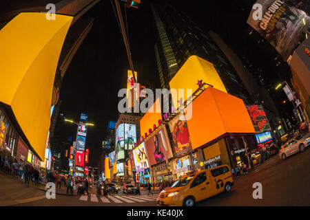 New York, USA. 18 Okt, 2017. riesige LED-Bildschirme auf dem Times Square in New York gehen Orange als Trick der zweiten amazon Hauptsitz in die Stadt zu ziehen, die am Mittwoch, 18. Oktober 2017. new york city ihren offiziellen Vorschlag zu Amazon der sogenannten HQ2, der erwartet, in der 50.000 Arbeitsplätze und über 5 Mrd. $ in die Stadt in Nordamerika, dass Amazon wählt zu bringen. Quelle: Richard Levine/alamy Leben Nachrichten gewinnen vorgelegt hat, Stockfoto